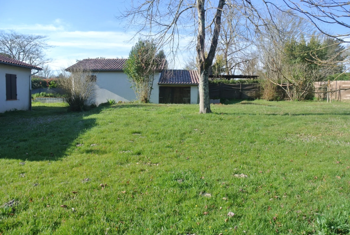 Maison traditionnelle avec garage et grand parc à Fourques sur Garonne 