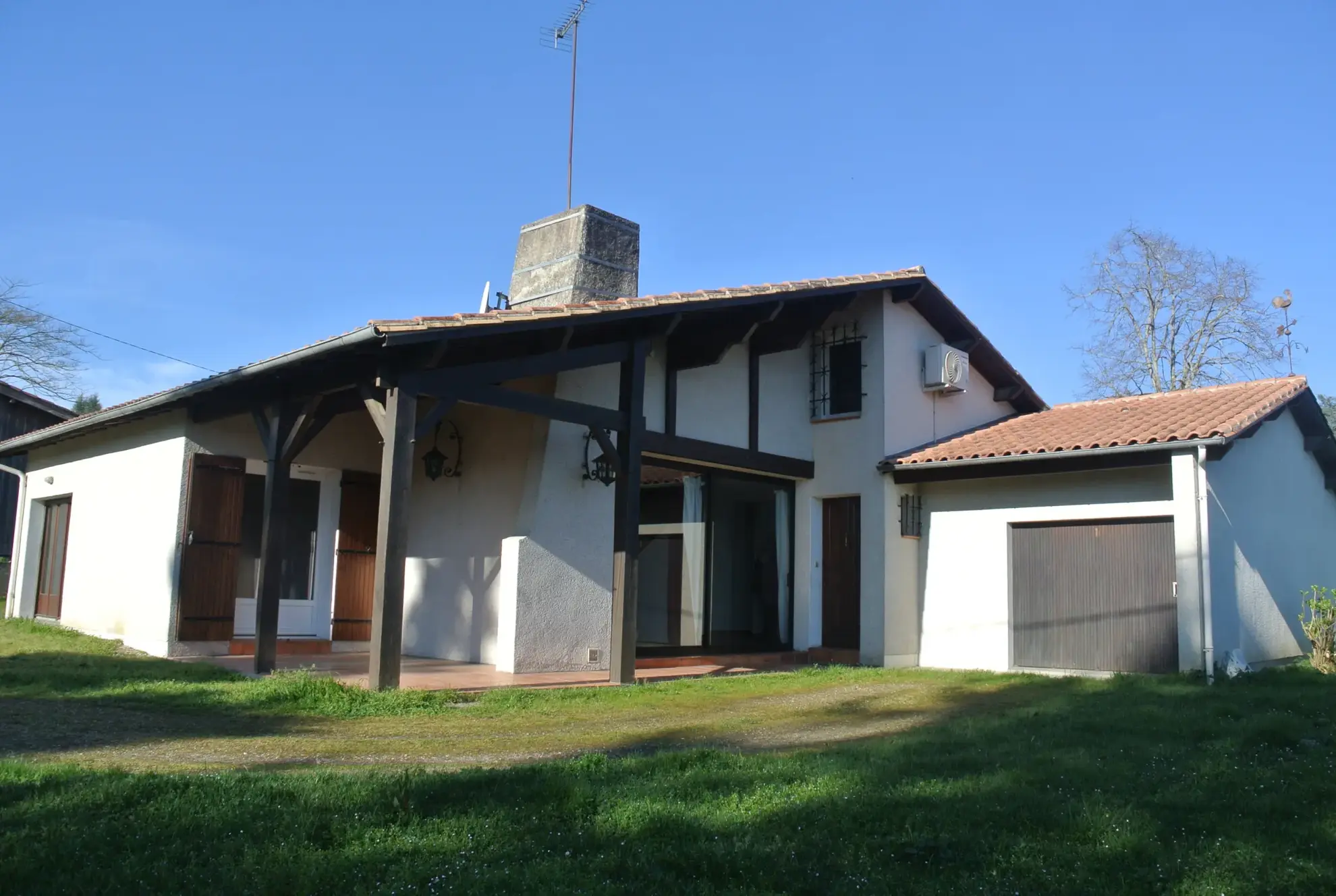 Maison traditionnelle avec garage et grand parc à Fourques sur Garonne 