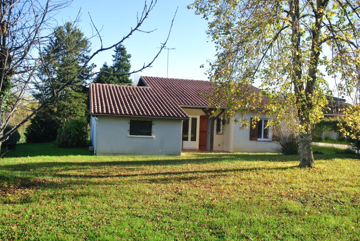 Maison traditionnelle avec garage et grand parc à Fourques sur Garonne 