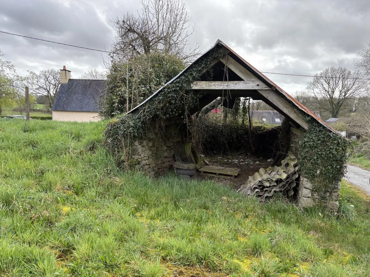 Longère à rénover de 220 m² à Quistinic, charme et fort potentiel 