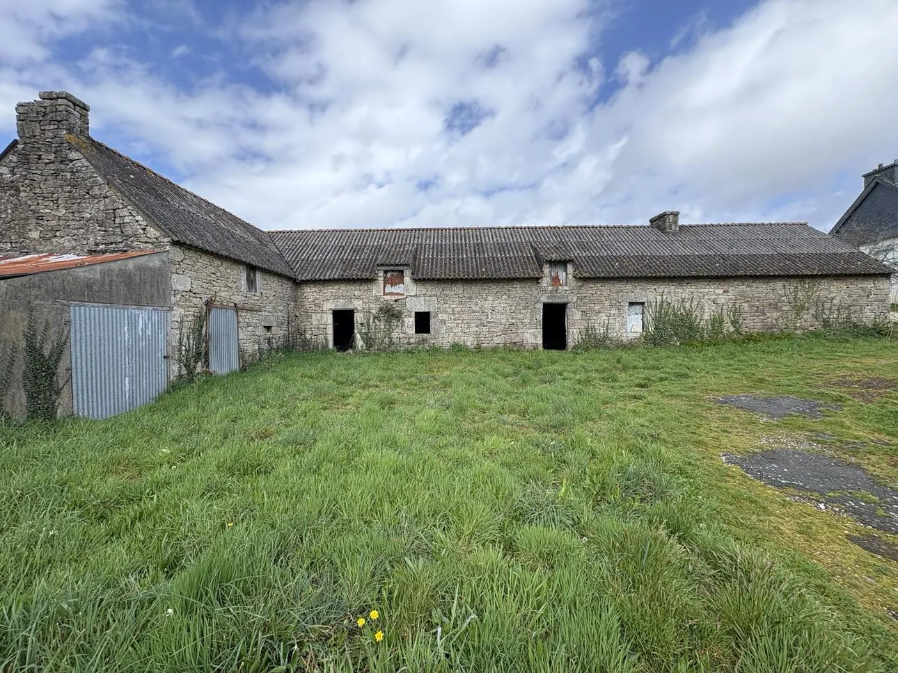 Longère à rénover de 220 m² à Quistinic, charme et fort potentiel 