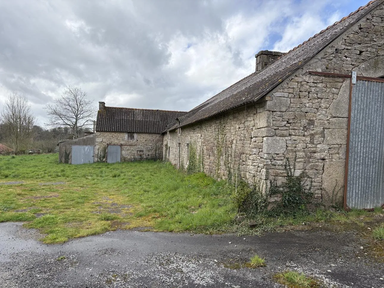Longère à rénover de 220 m² à Quistinic, charme et fort potentiel 