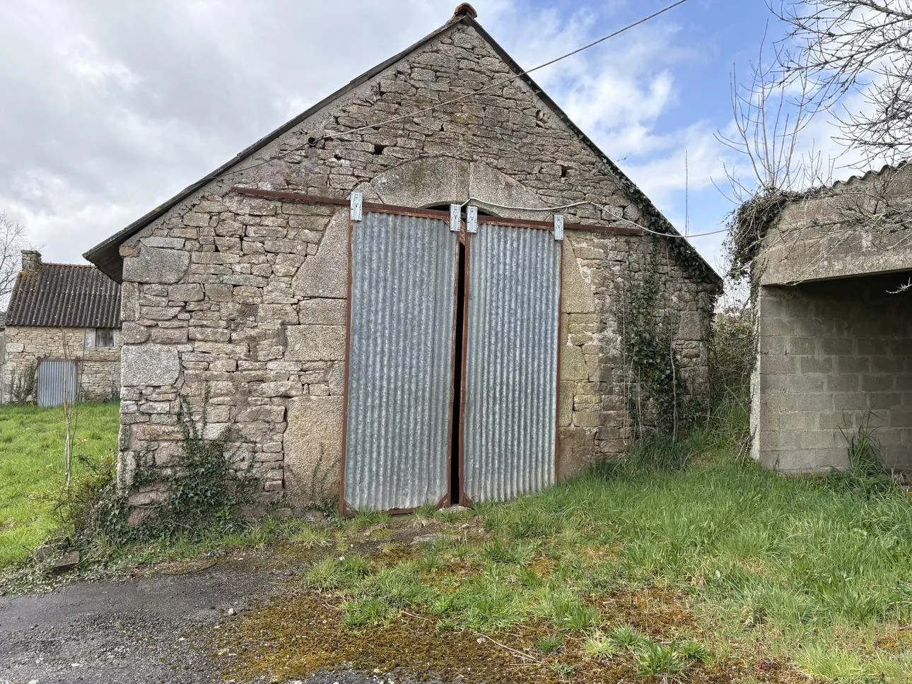 Longère à rénover de 220 m² à Quistinic, charme et fort potentiel 