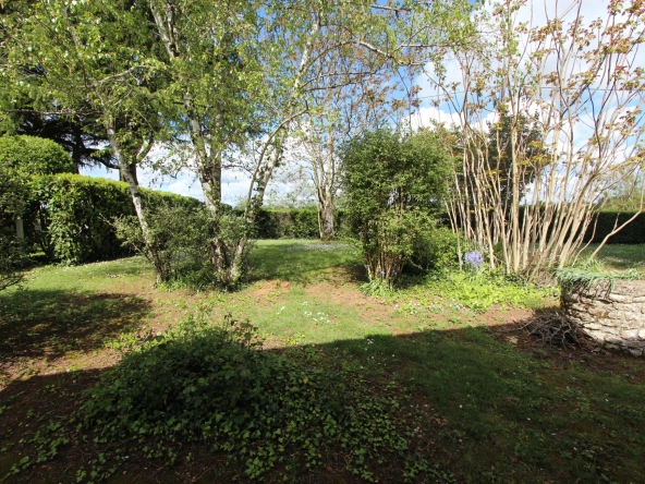 Maison de plain-pied à Niort avec grand jardin et garage – Potentiel intéressant