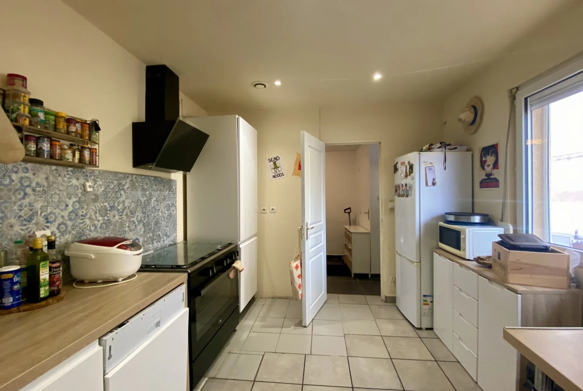 Grande maison à Vias avec terrasse, garage et studio indépendant 