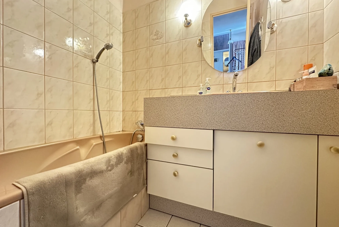 Appartement T3 lumineux avec balcon et parking à Lyon 8ème 
