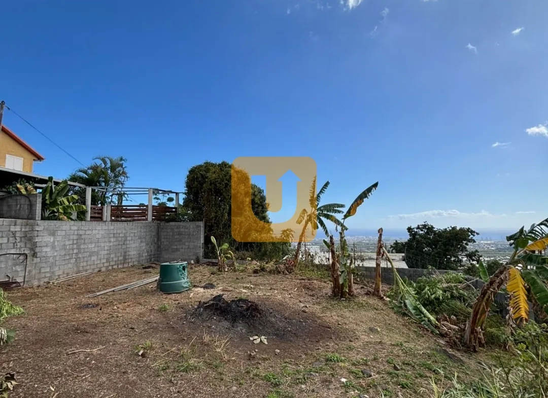 Terrain constructible de 250 m² à vendre à Saint Paul, La Réunion 
