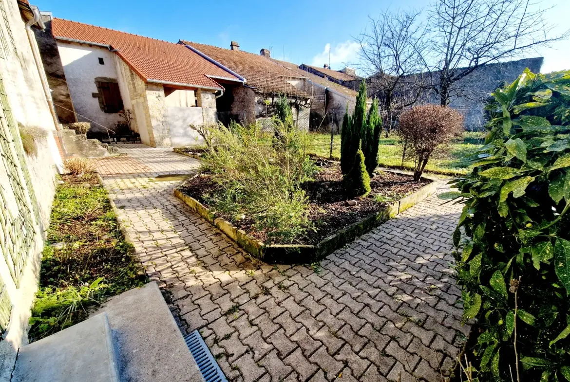 Maison de 260 m² à Voisey, proche Bourbonne-les-Bains, sans travaux 