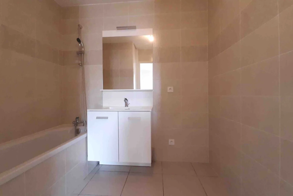 Appartement T2 de 40,47 m² avec balcon et garage à Lyon 8e 