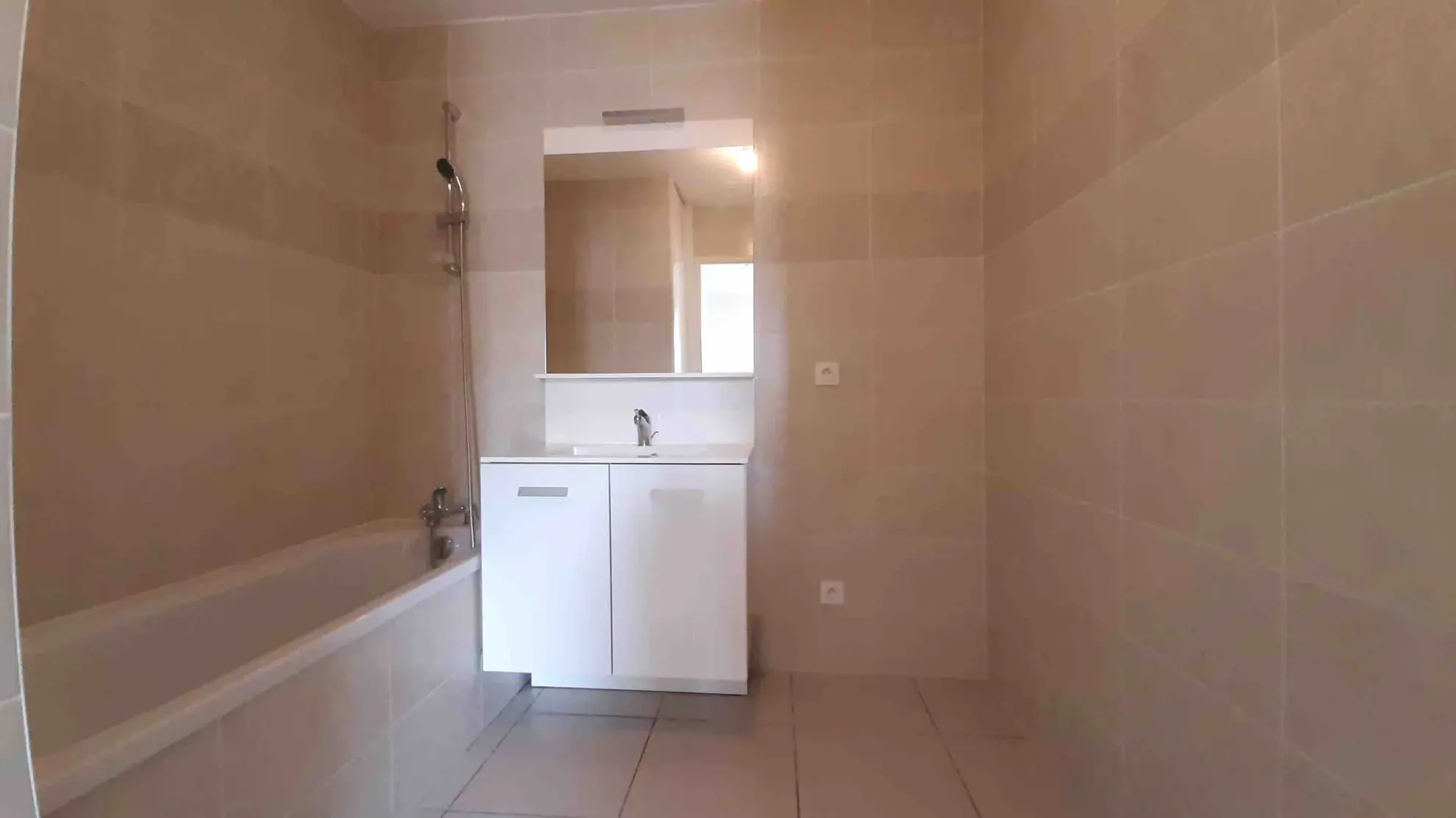 Appartement T2 de 40,47 m² avec balcon et garage à Lyon 8e 