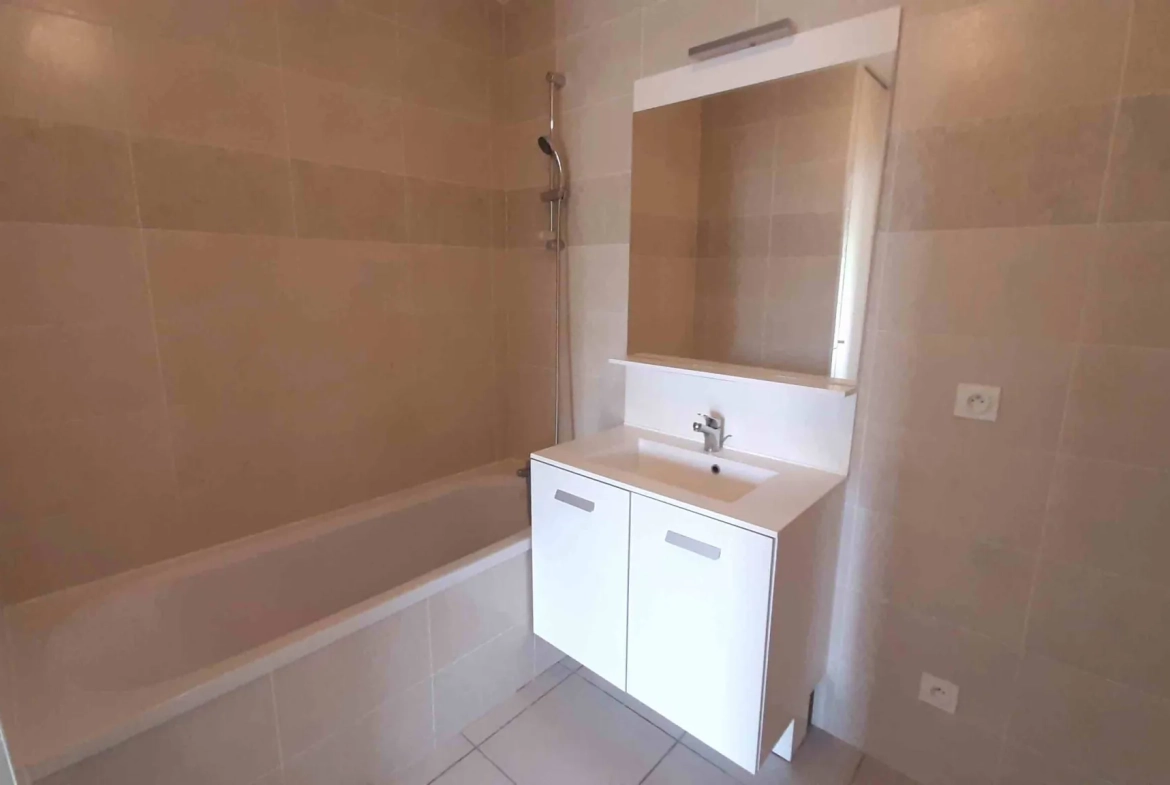 Appartement T2 de 40,47 m² avec balcon et garage à Lyon 8e 