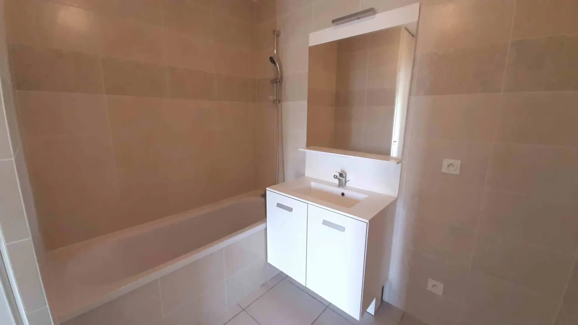 Appartement T2 de 40,47 m² avec balcon et garage à Lyon 8e 