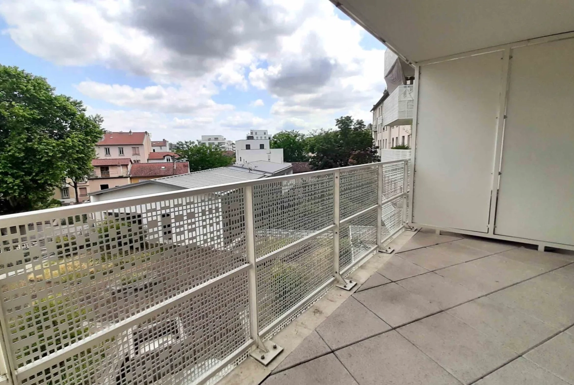 Appartement T2 de 40,47 m² avec balcon et garage à Lyon 8e 