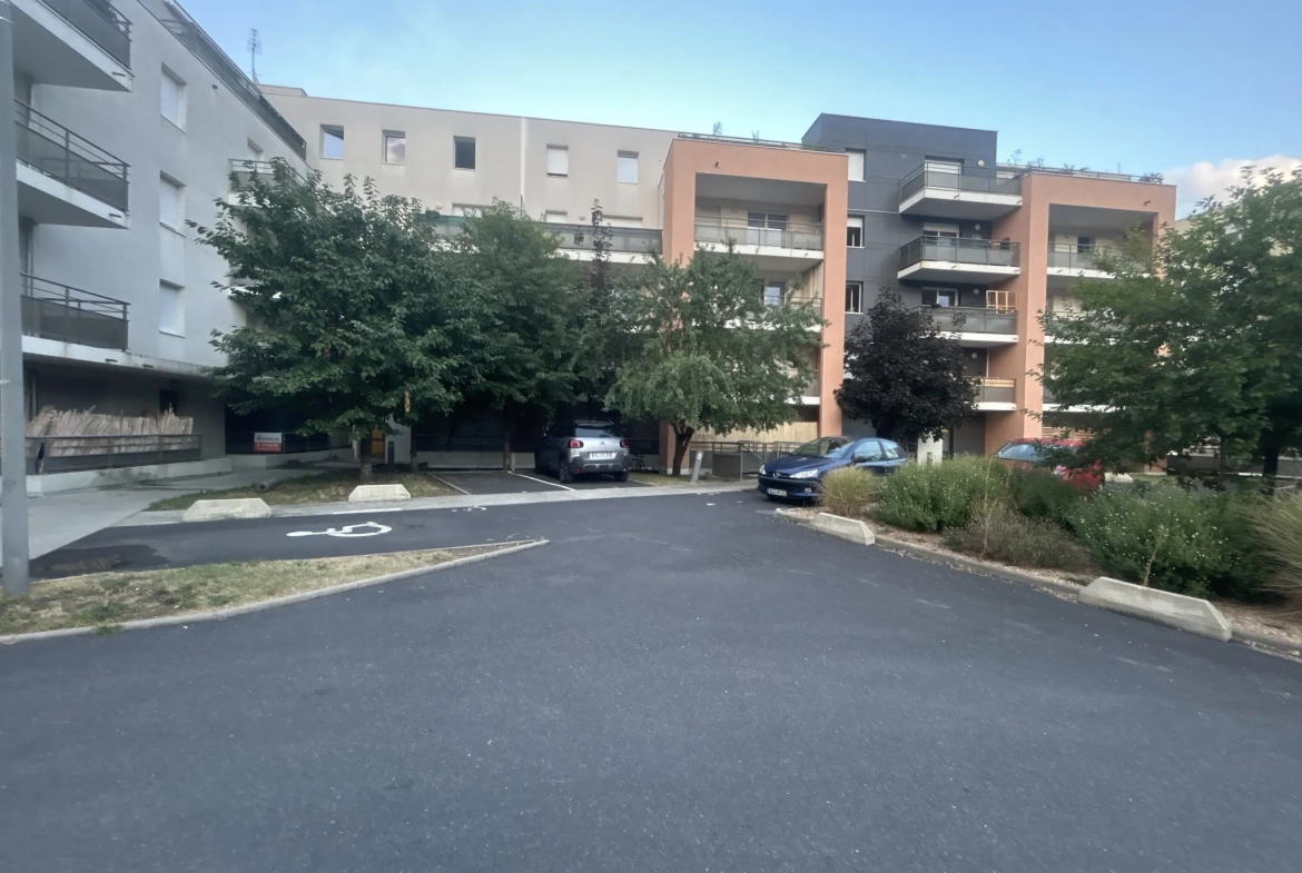 Appartement T4 rénové avec terrasse à Clermont-Ferrand - calme et luminosité 