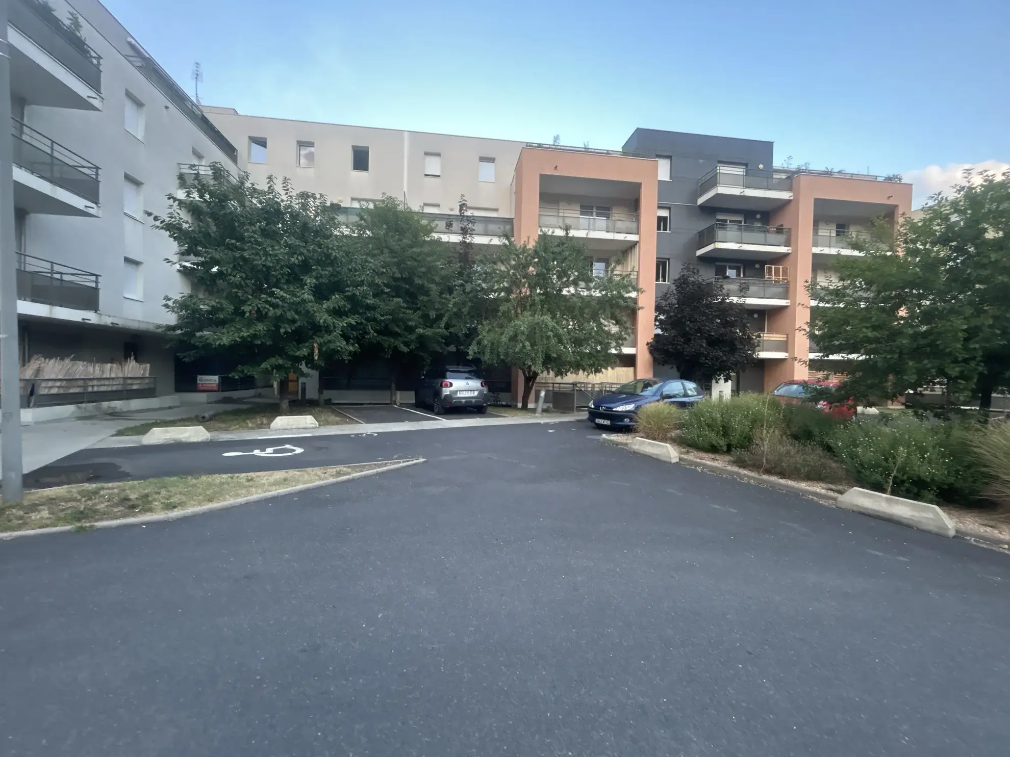 Appartement T4 rénové avec terrasse à Clermont-Ferrand - calme et luminosité 