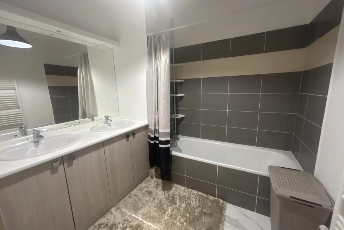 Appartement T4 rénové avec terrasse à Clermont-Ferrand - calme et luminosité 