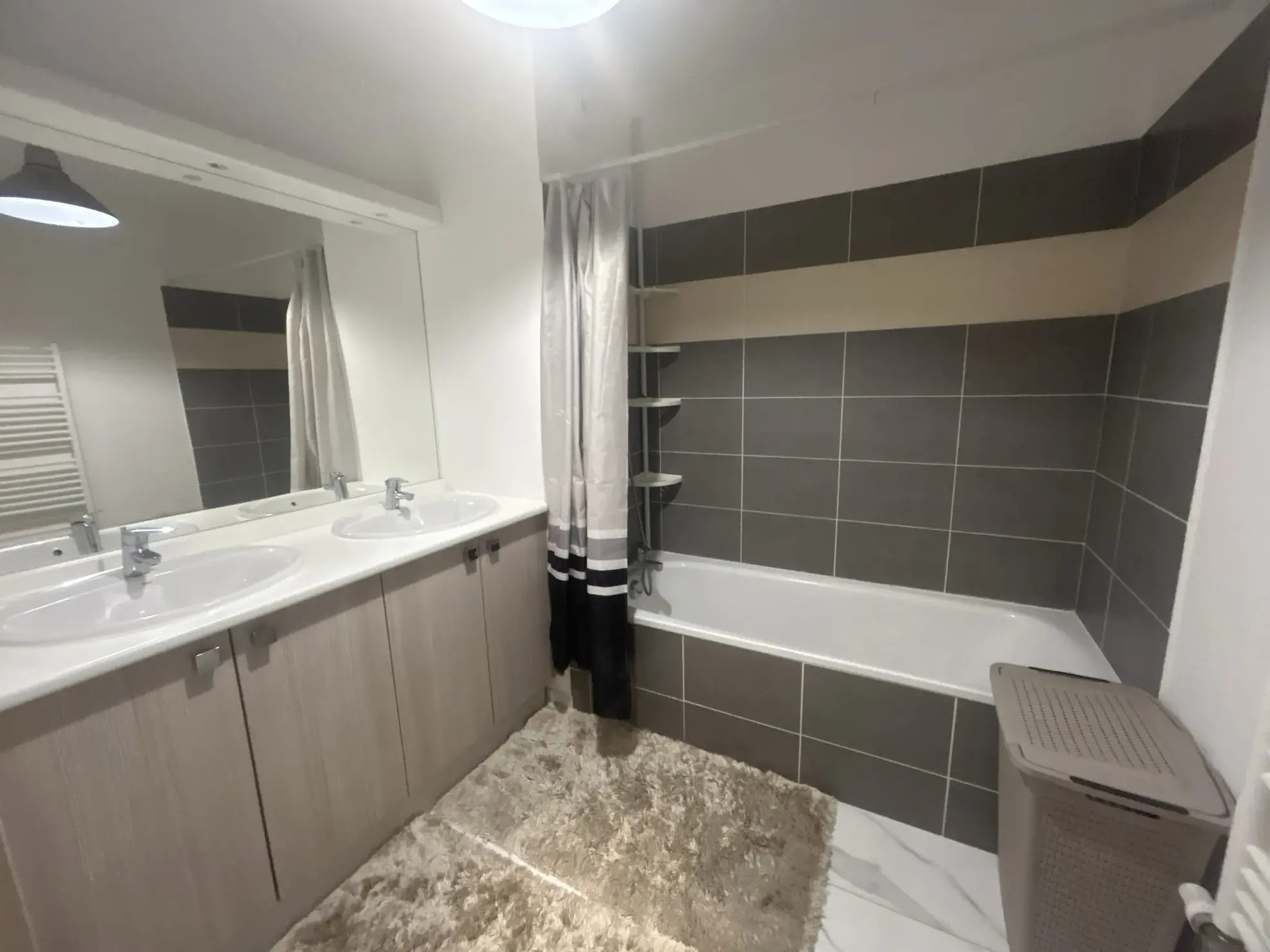 Appartement T4 rénové avec terrasse à Clermont-Ferrand - calme et luminosité 