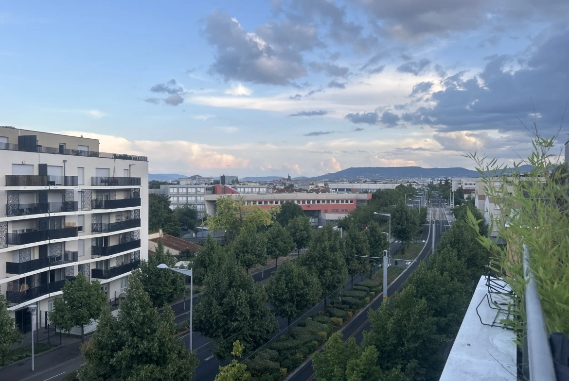 Appartement T4 rénové avec terrasse à Clermont-Ferrand - calme et luminosité 