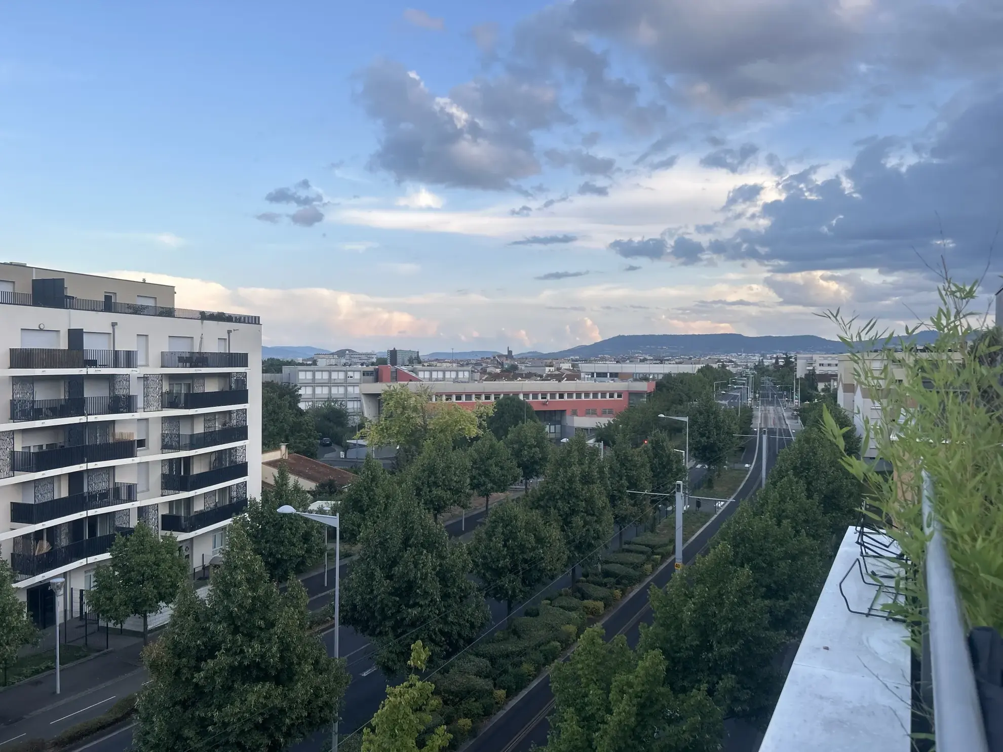 Appartement T4 rénové avec terrasse à Clermont-Ferrand - calme et luminosité 