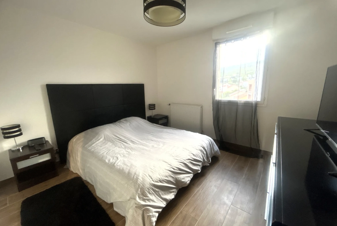 Appartement T4 rénové avec terrasse à Clermont-Ferrand - calme et luminosité 