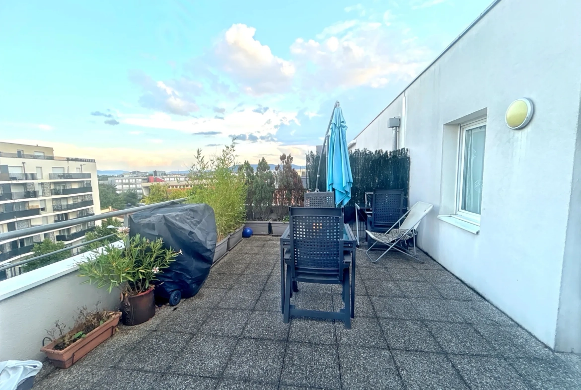 Appartement T4 rénové avec terrasse à Clermont-Ferrand - calme et luminosité 