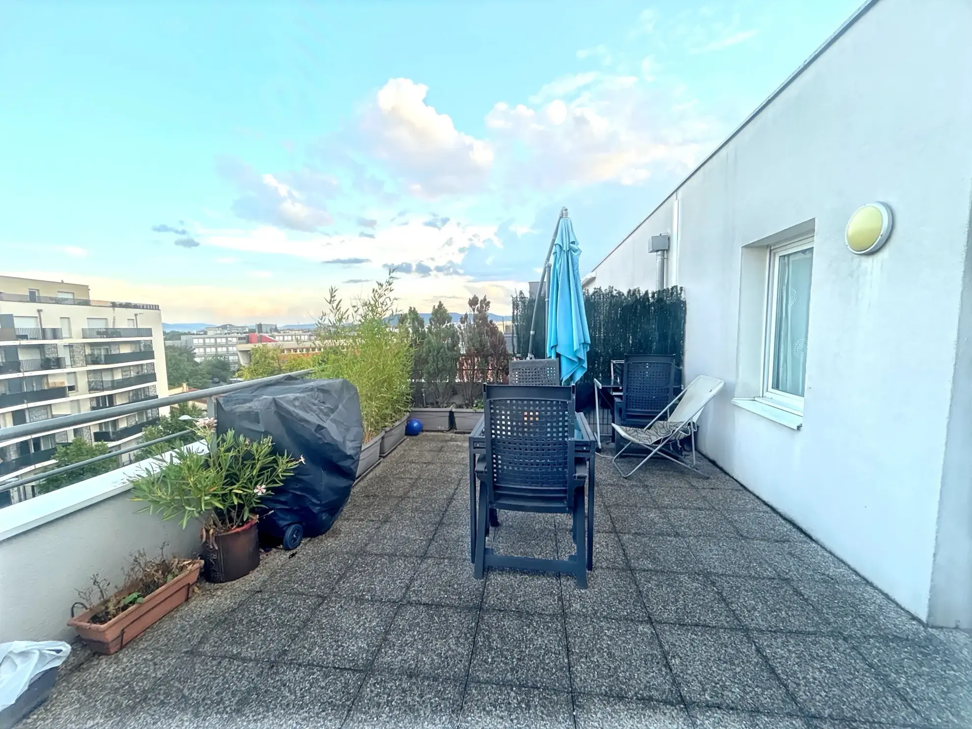 Appartement T4 rénové avec terrasse à Clermont-Ferrand - calme et luminosité 