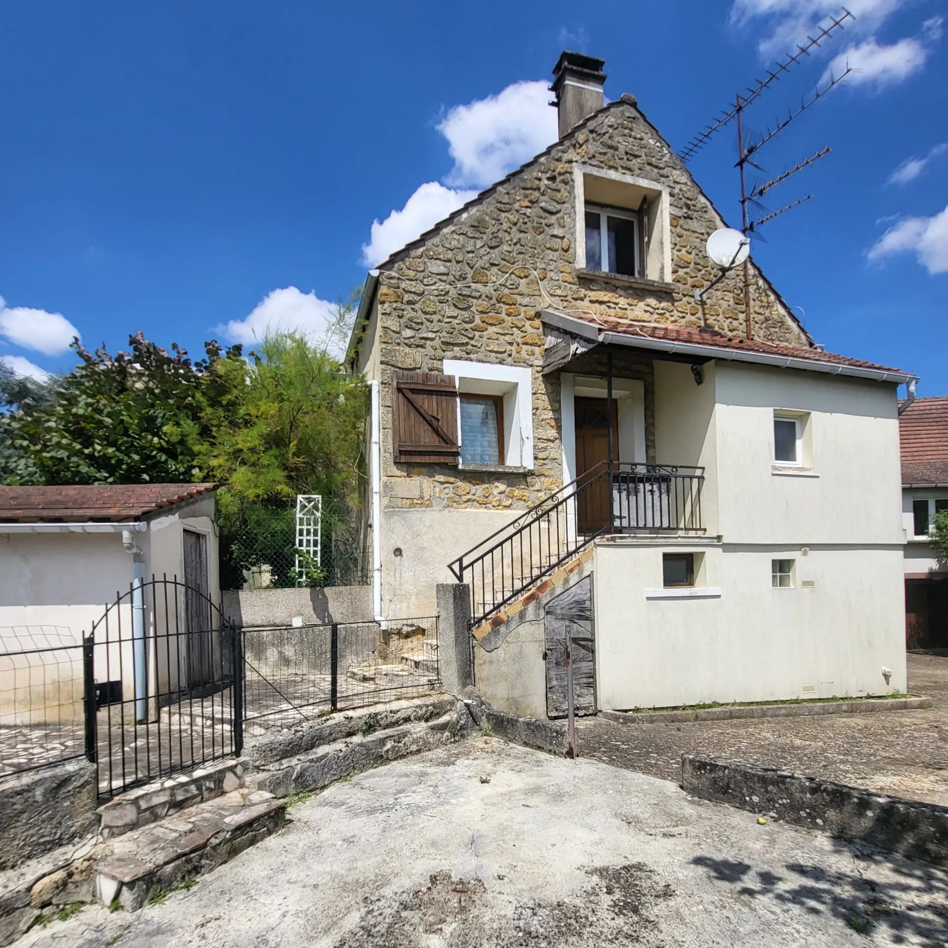 Appartement lumineux avec terrasse et jardin à Boissy l'Aillerie 