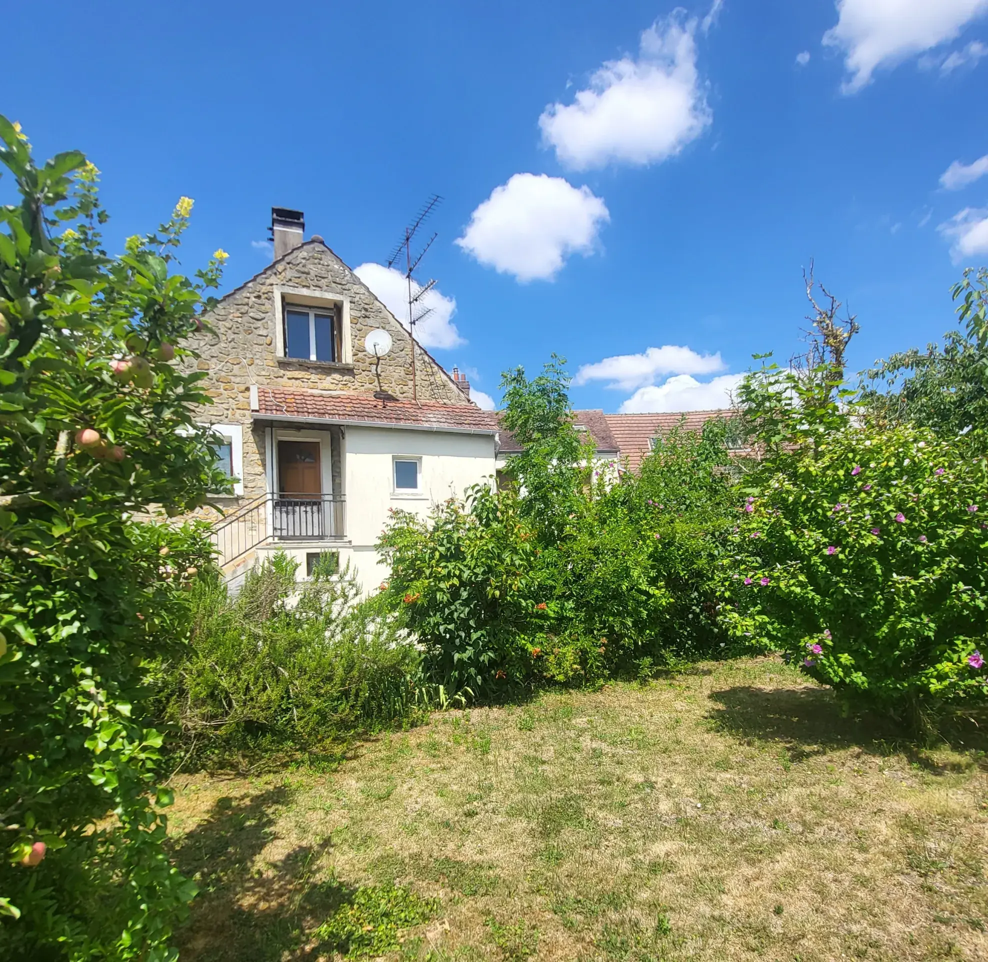 Appartement lumineux avec terrasse et jardin à Boissy l'Aillerie 