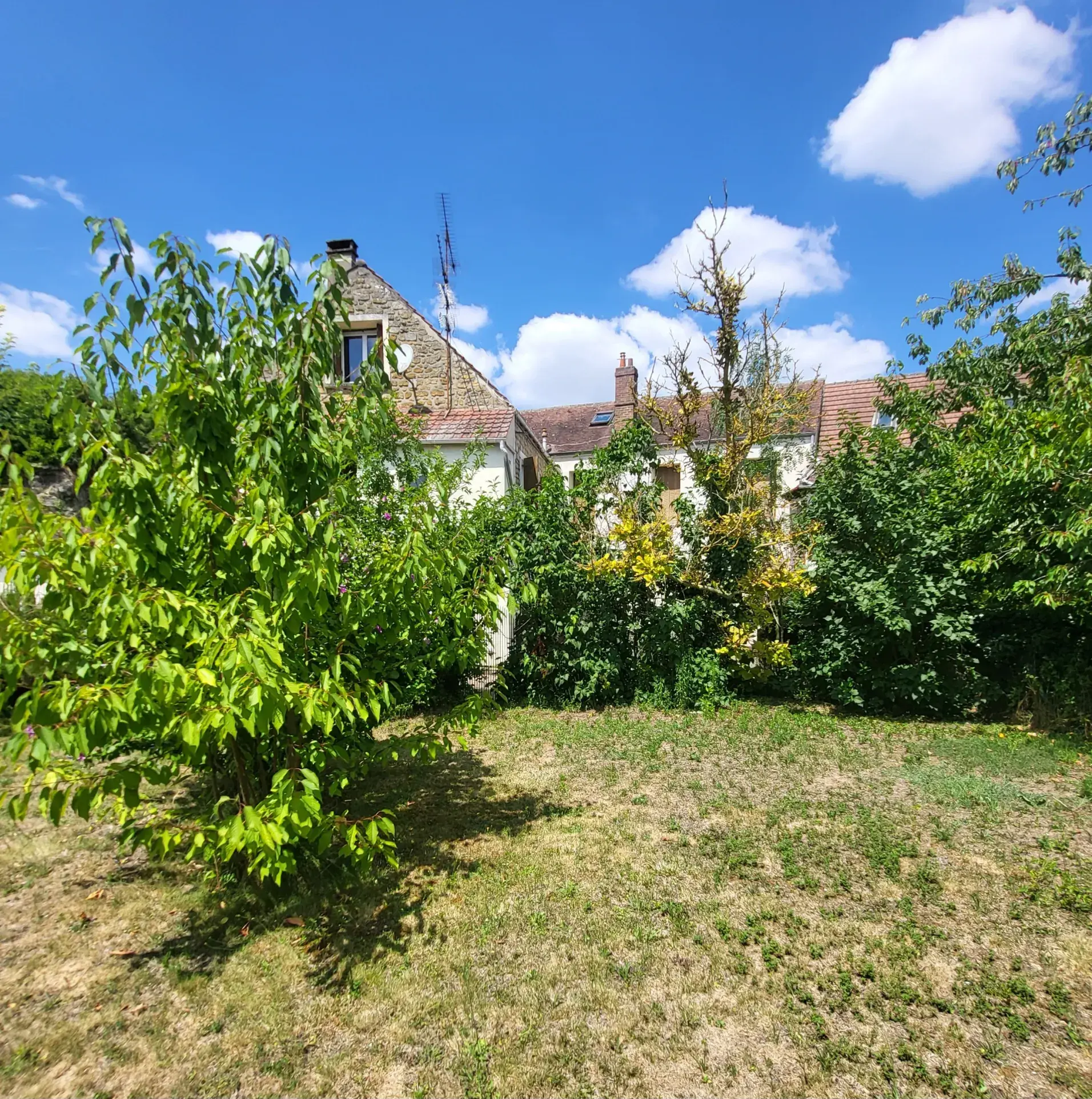 Appartement lumineux avec terrasse et jardin à Boissy l'Aillerie 