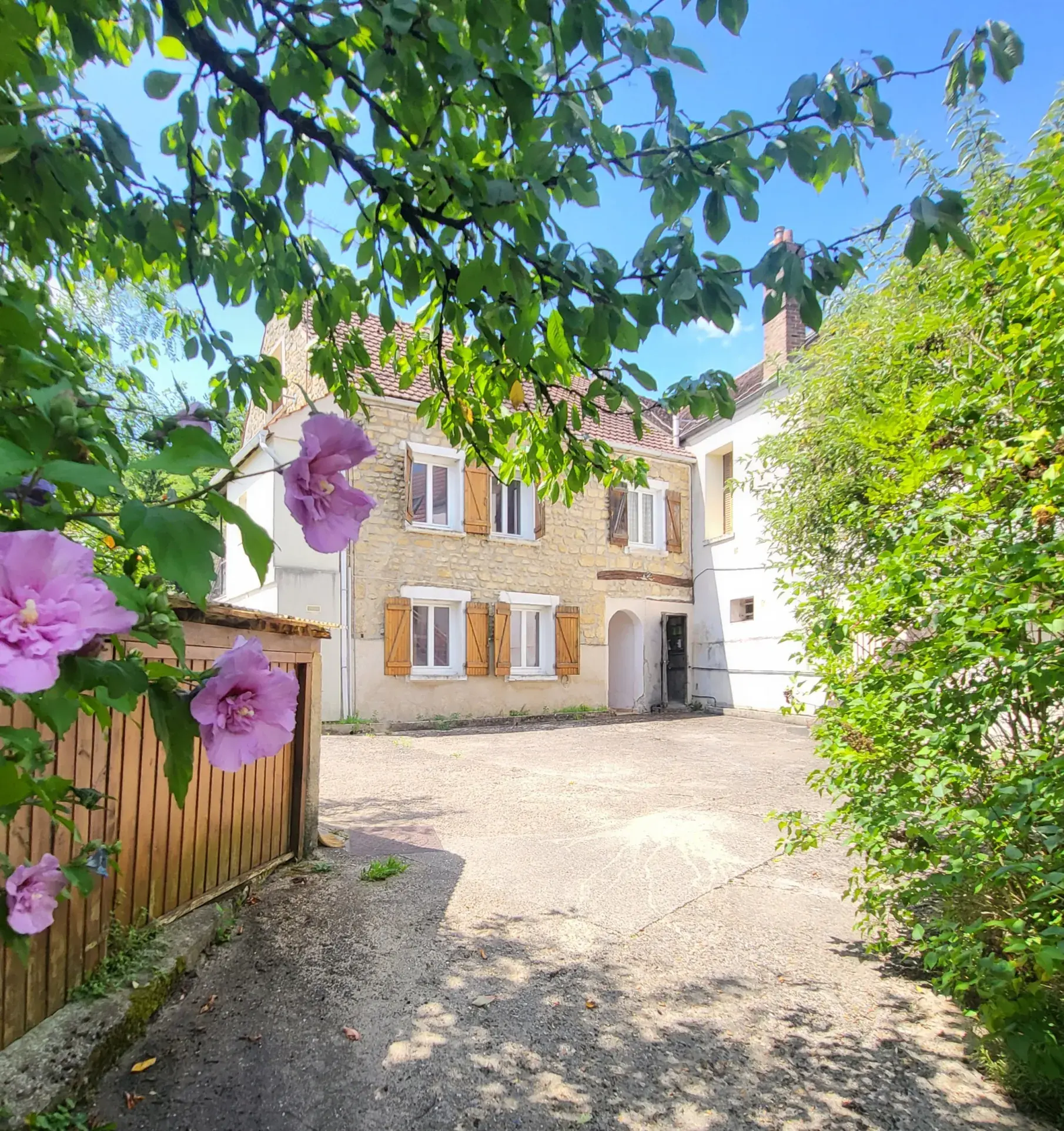 Appartement lumineux avec terrasse et jardin à Boissy l'Aillerie 