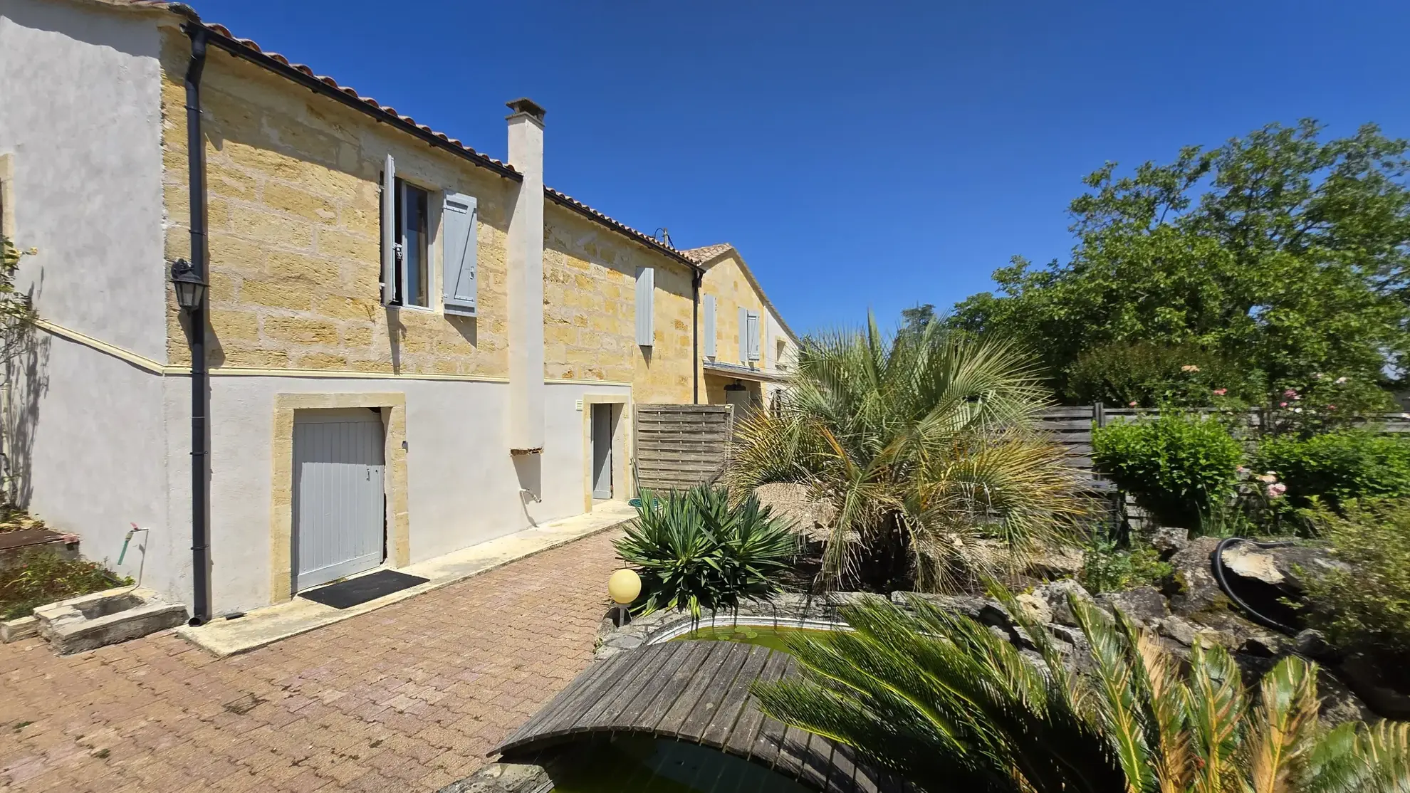 Maison en pierre avec 3 logements dans le vignoble de Saint-Emilion 