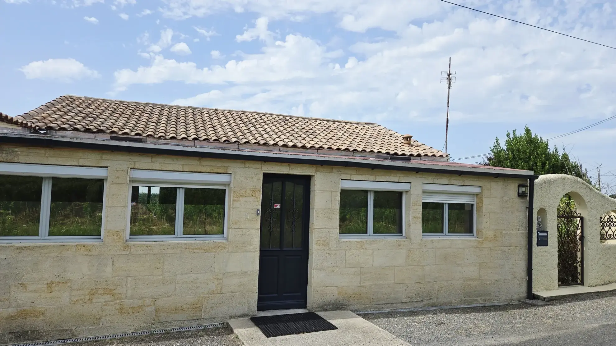 Maison en pierre avec 3 logements dans le vignoble de Saint-Emilion 