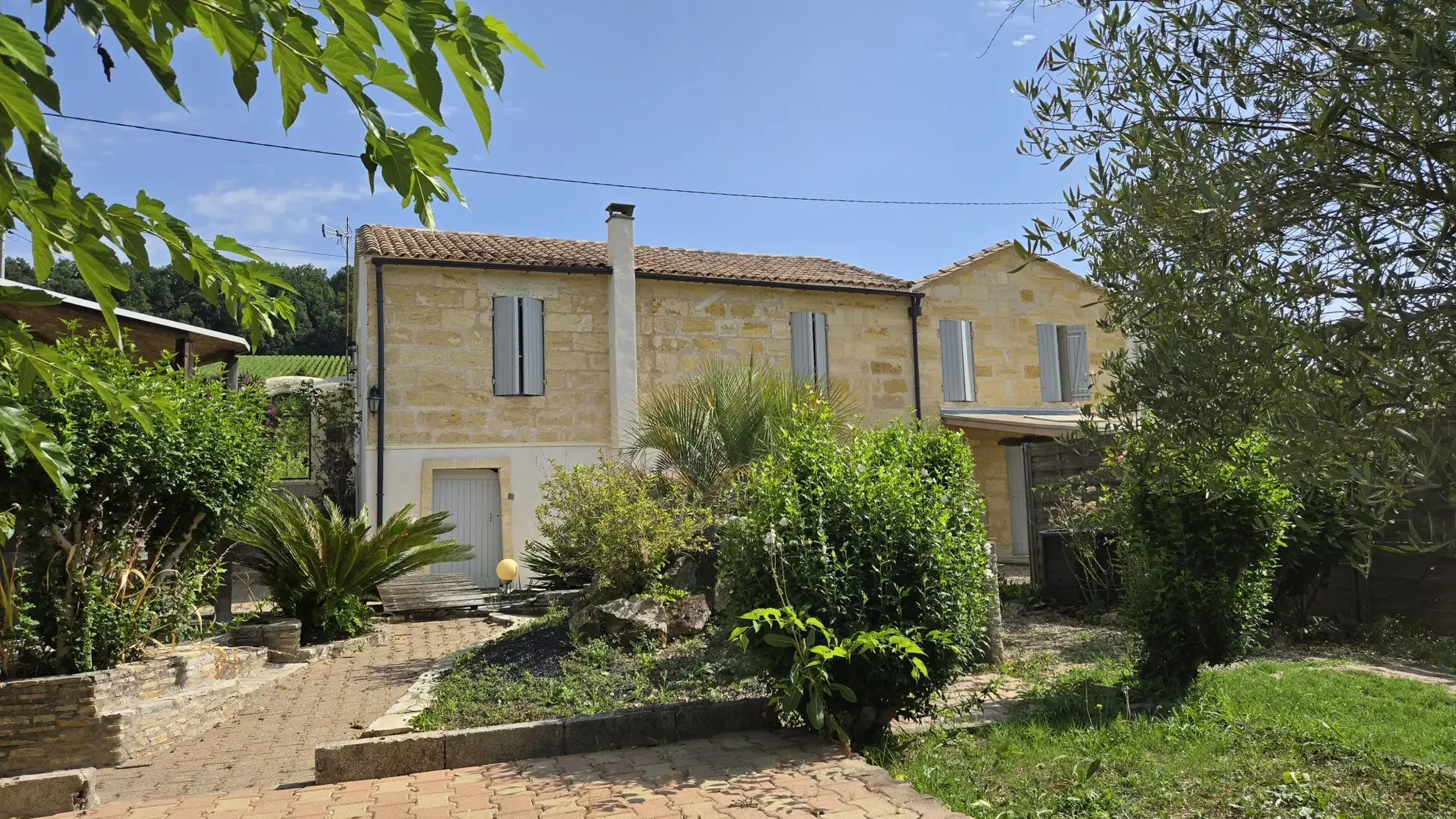 Maison en pierre avec 3 logements dans le vignoble de Saint-Emilion 