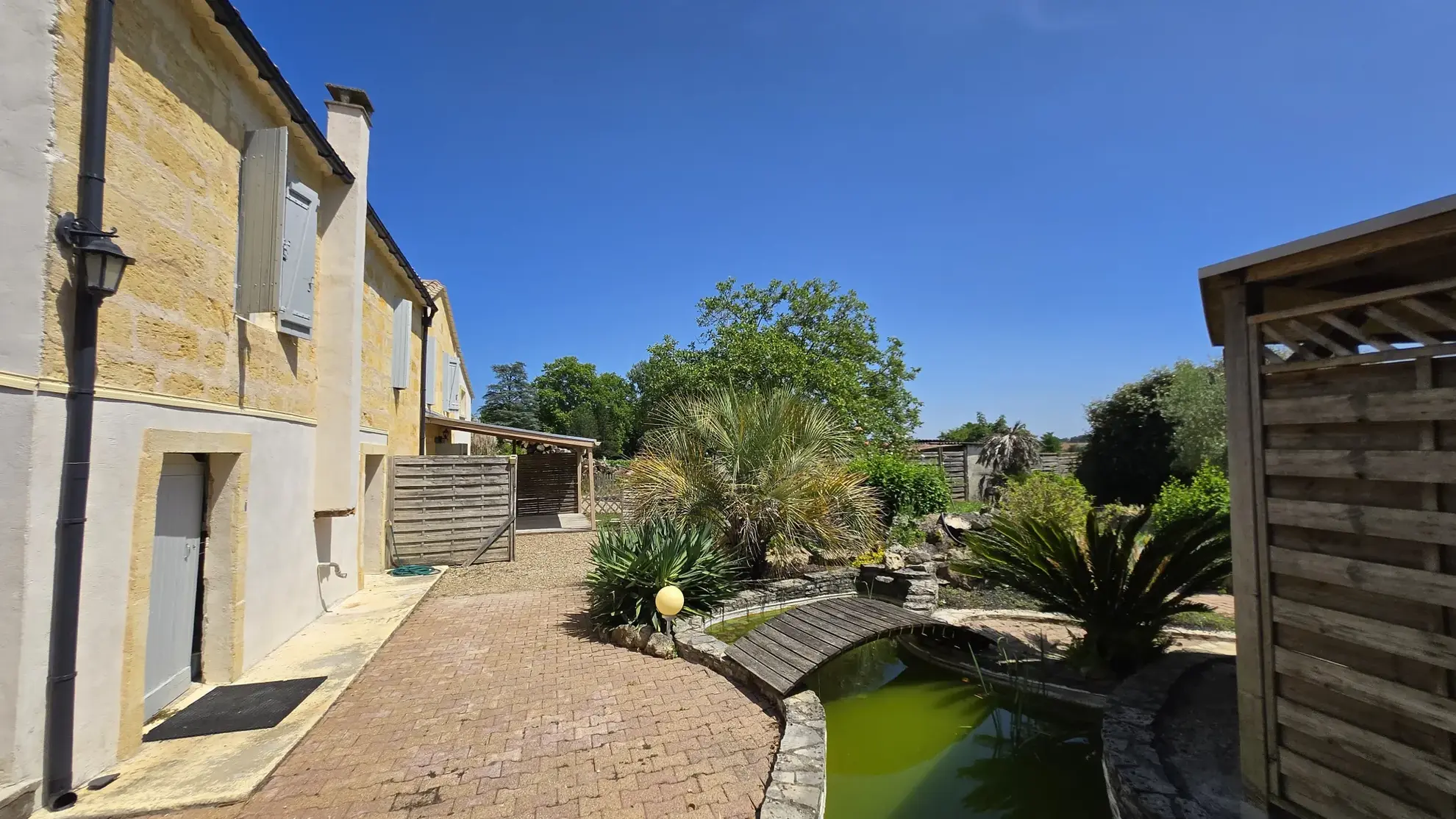 Maison en pierre avec 3 logements dans le vignoble de Saint-Emilion 