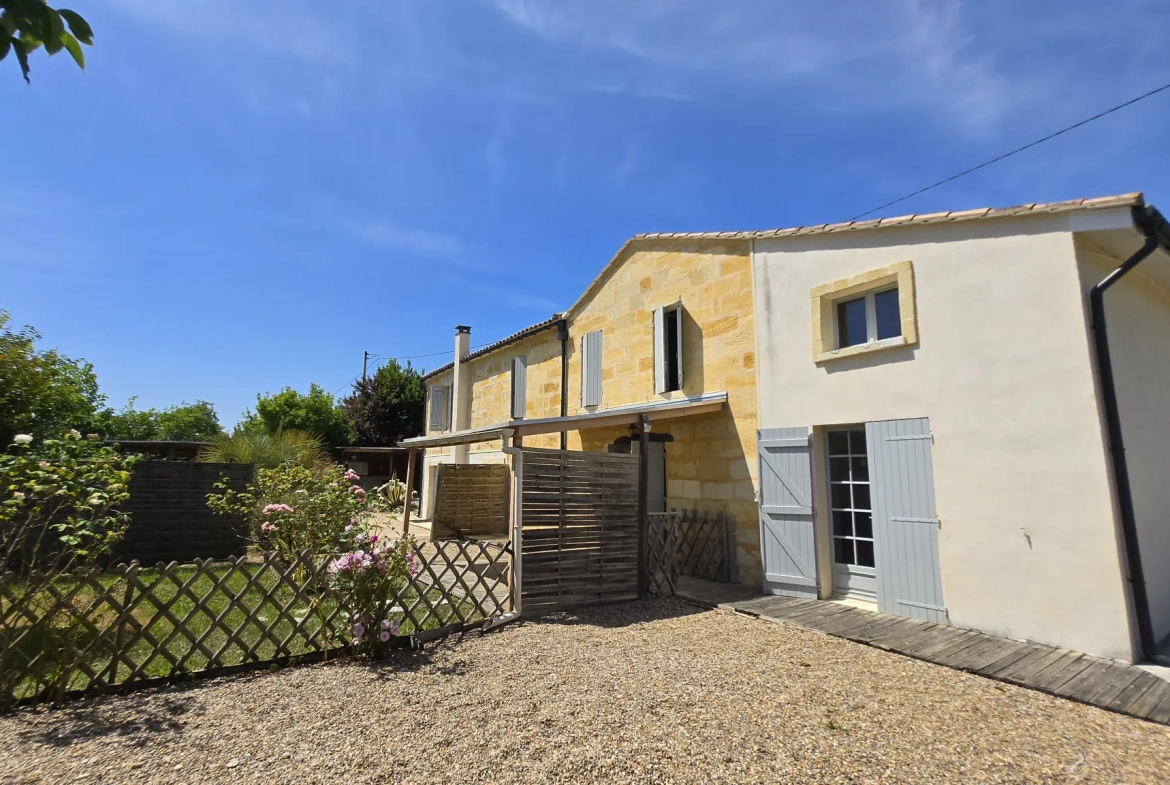 Maison en pierre avec 3 logements dans le vignoble de Saint-Emilion 