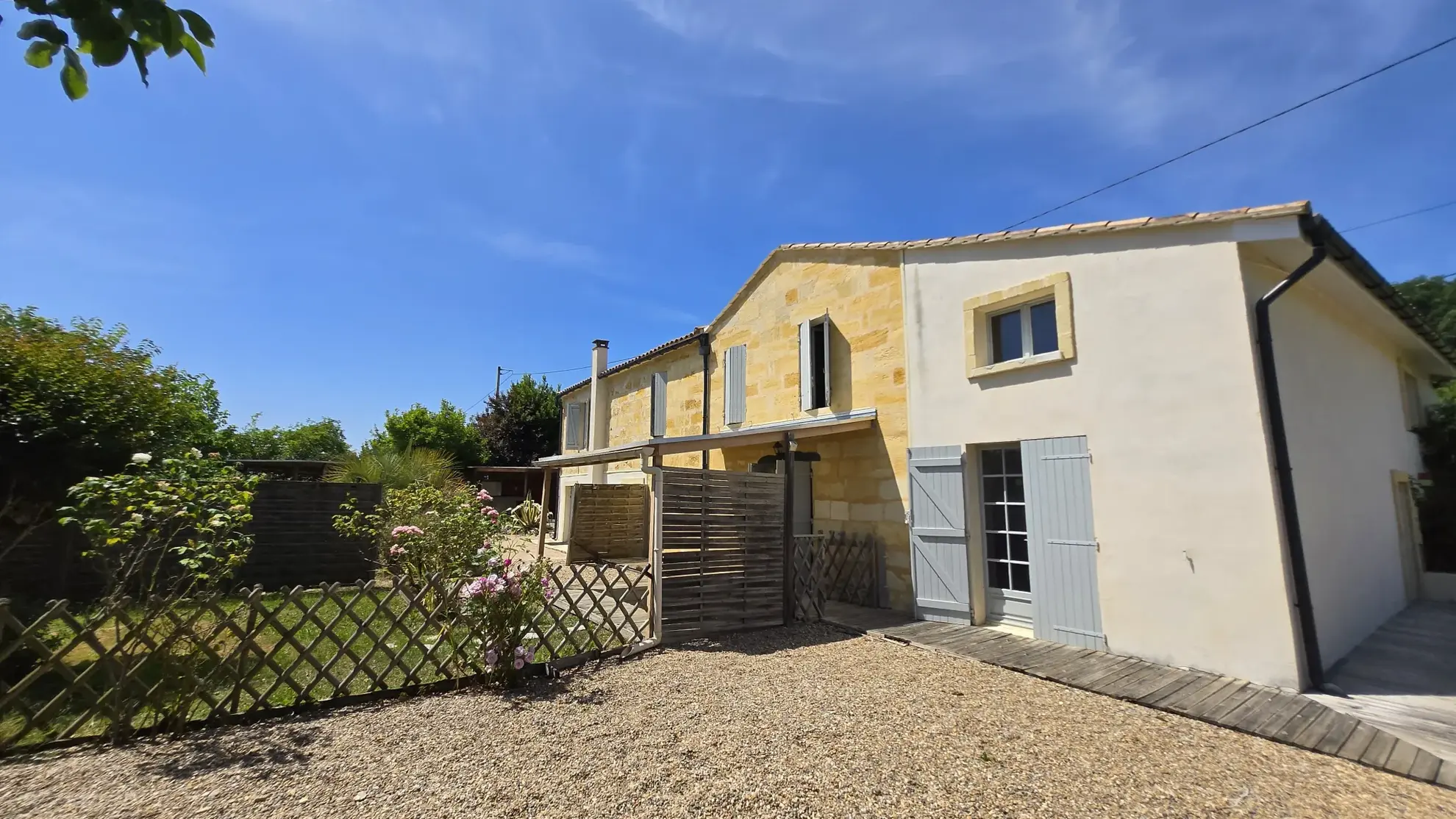Maison en pierre avec 3 logements dans le vignoble de Saint-Emilion 