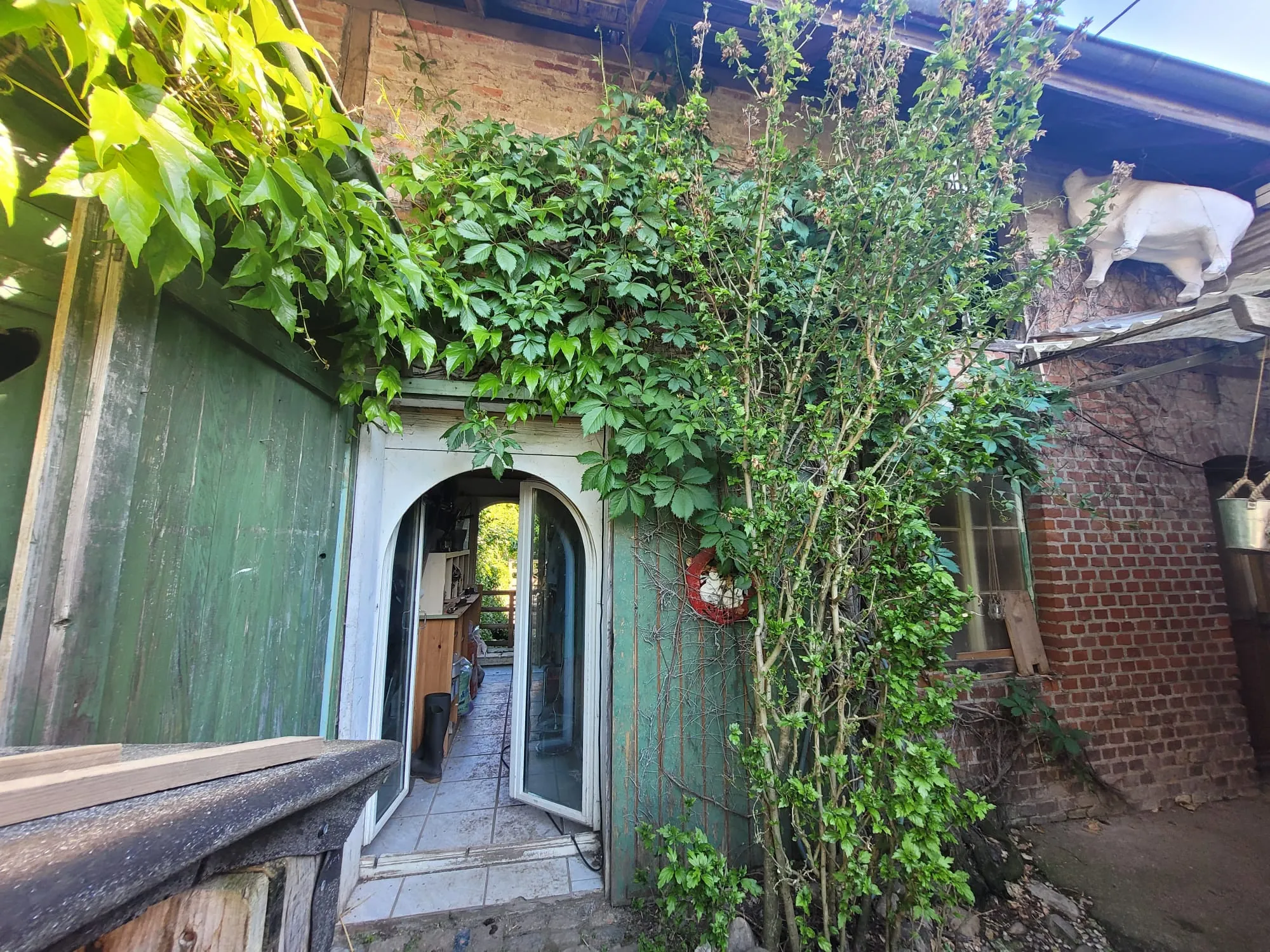 Maison à rénover de 90 m² à Village-Neuf, proche frontières et transports 