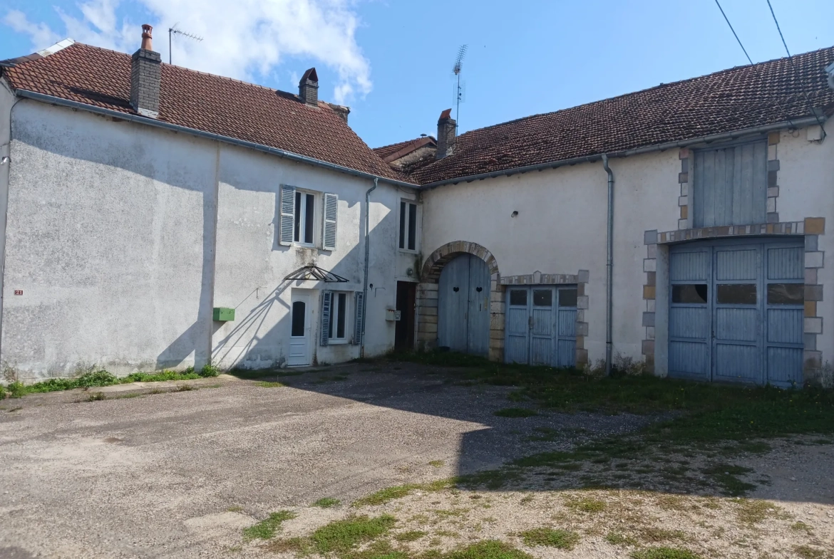 Ensemble immobilier à Gevigney-et-Mercey avec fort potentiel de rénovation 
