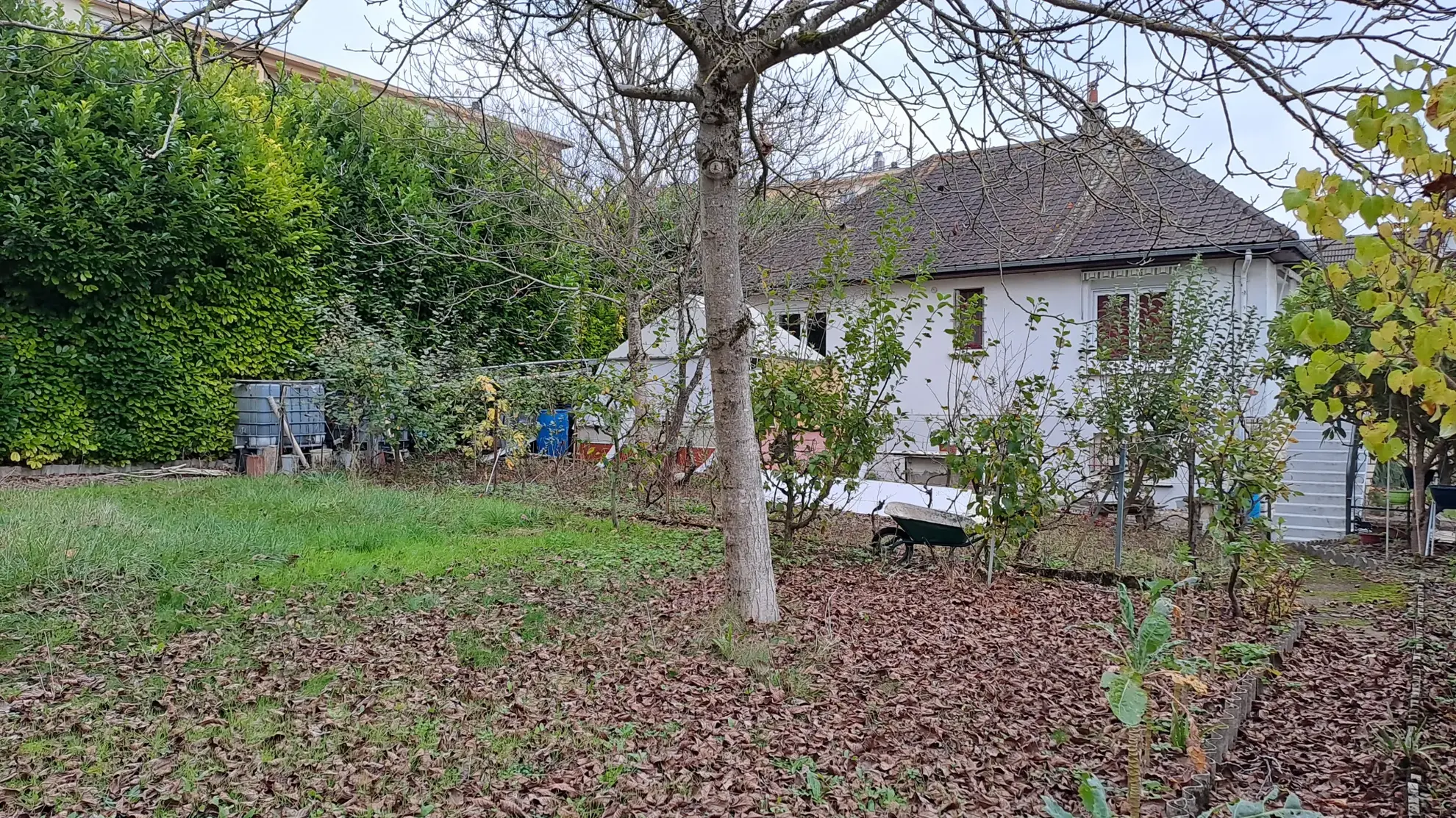 Belle maison avec sous-sol total et jardin à Joigny, proche Paris 