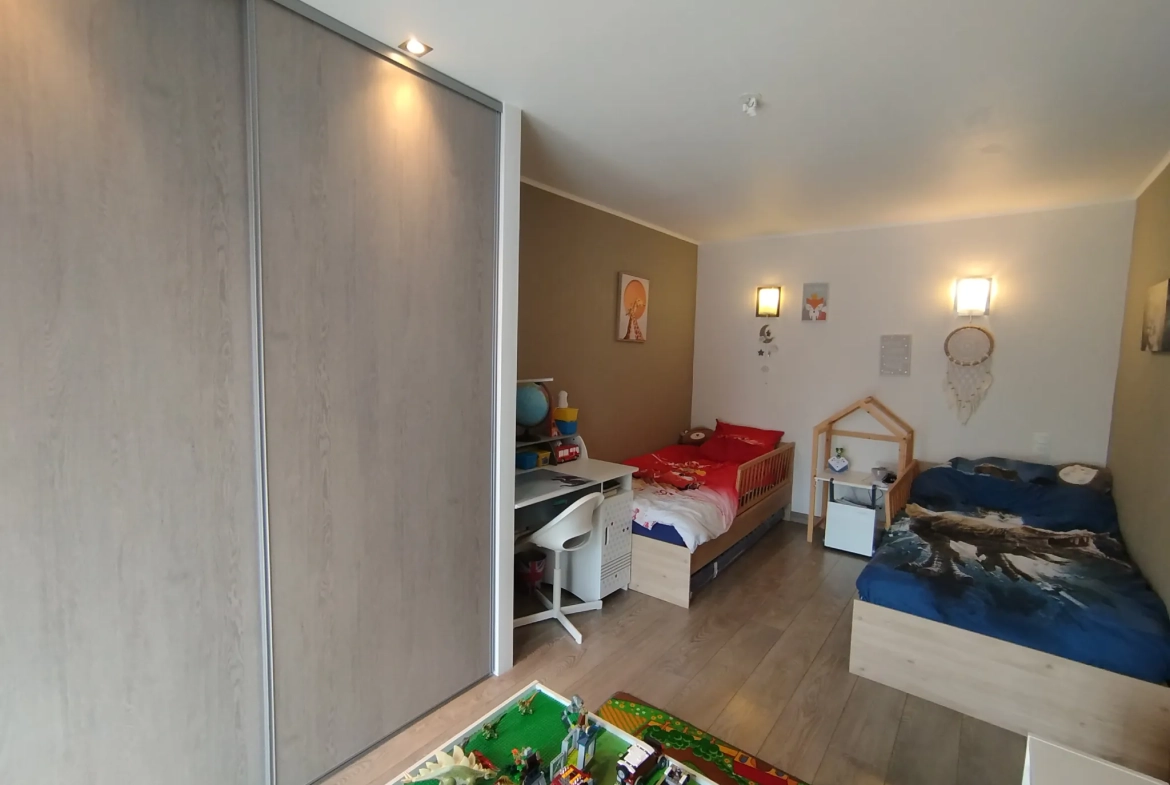Maison récente à vendre à Mayet d'Ecole, 3 chambres, grand terrain arboré 