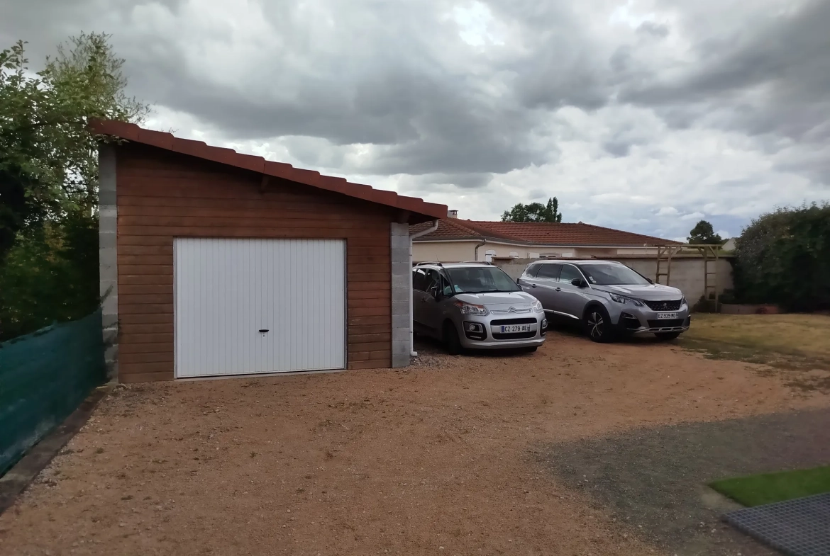 Maison récente à vendre à Mayet d'Ecole, 3 chambres, grand terrain arboré 