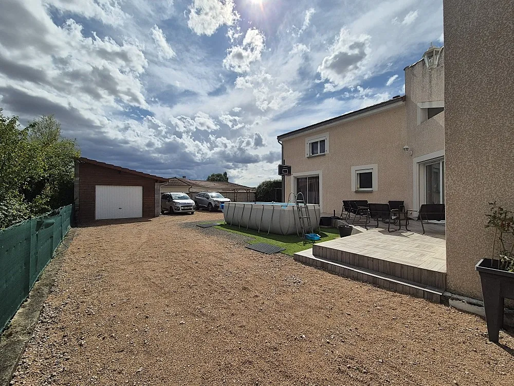 Maison récente à vendre à Mayet d'Ecole, 3 chambres, grand terrain arboré 
