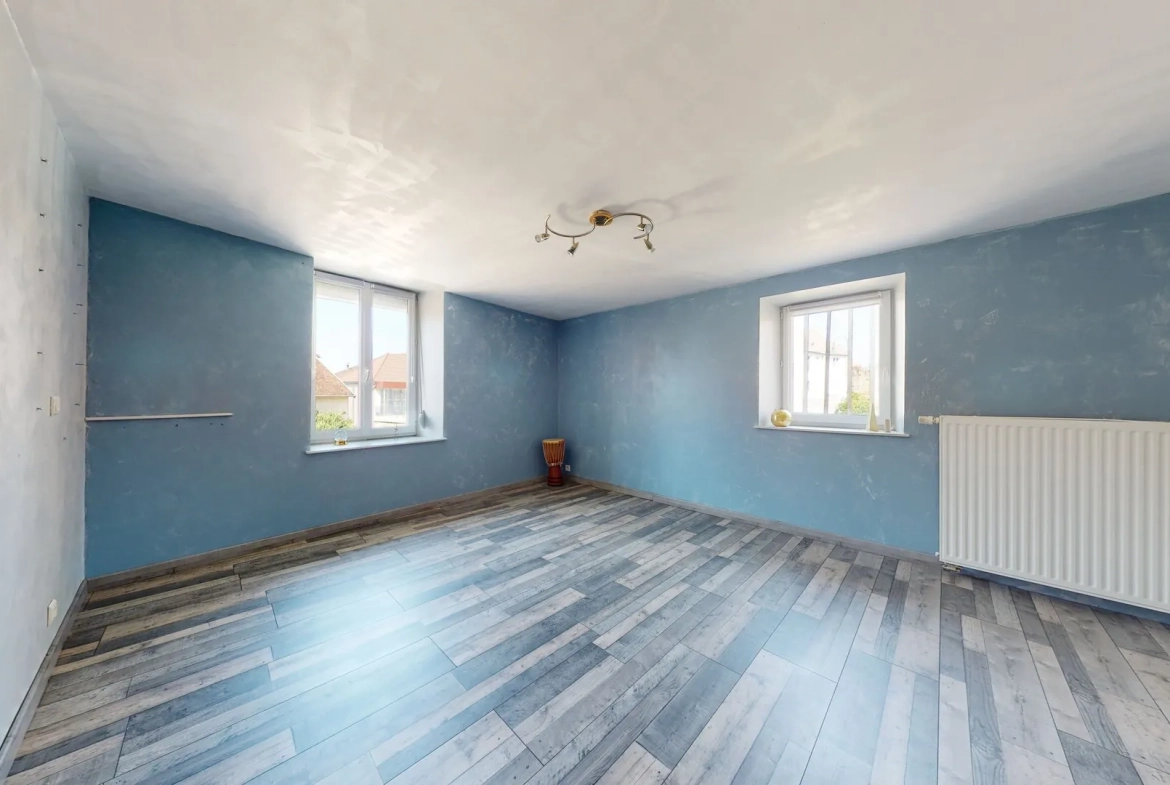 Maison de caractère rénovée avec 6 chambres à Chemaudin près de Besançon 
