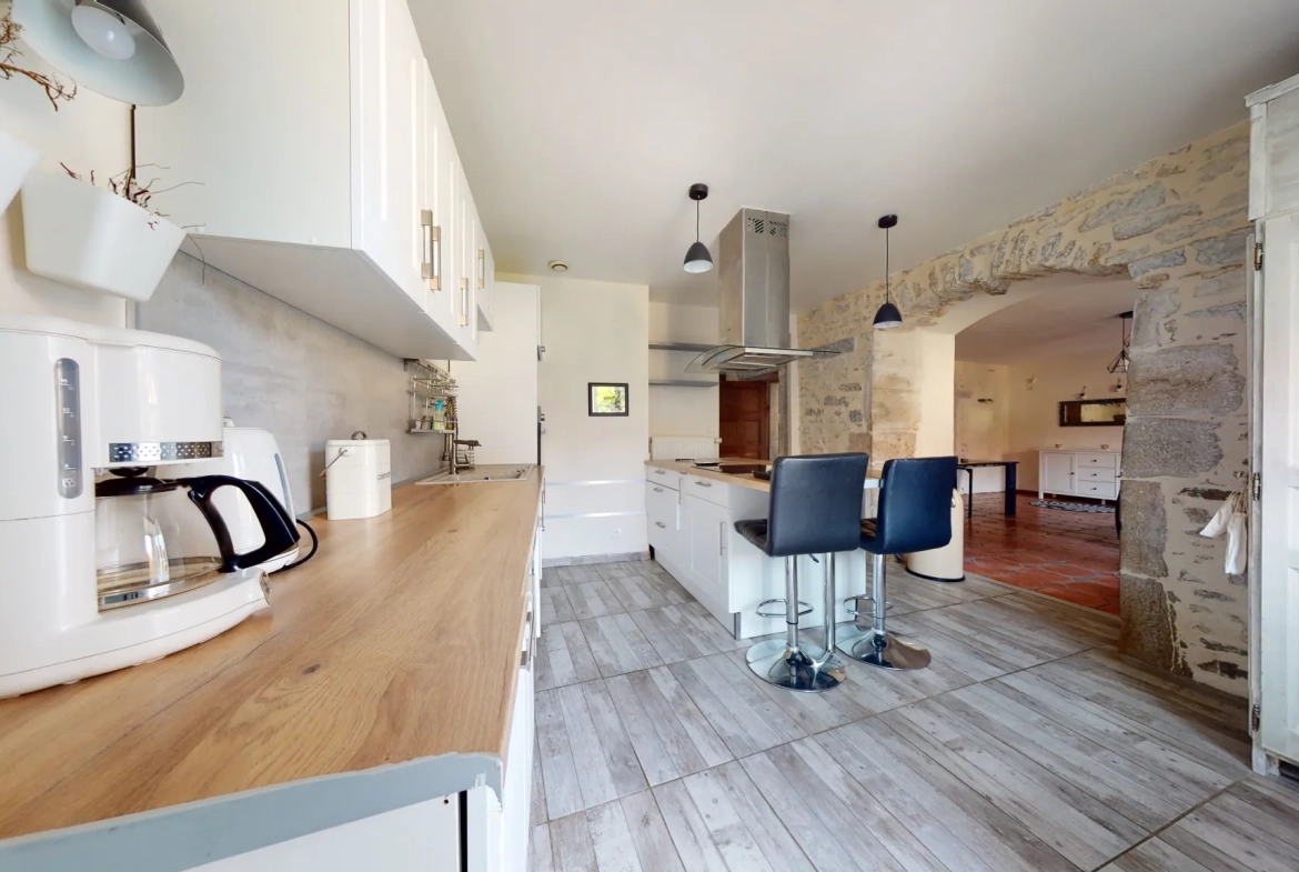 Maison de caractère rénovée avec 6 chambres à Chemaudin près de Besançon 