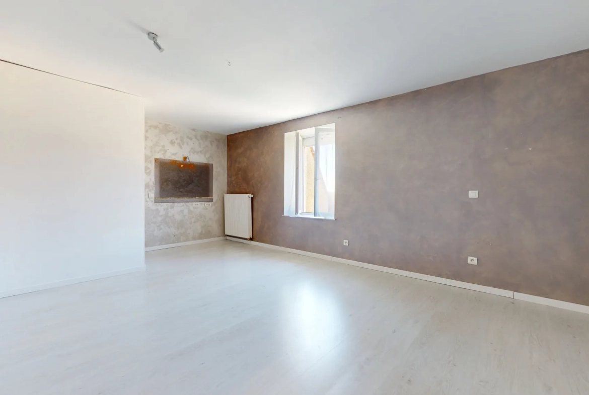 Maison de caractère rénovée avec 6 chambres à Chemaudin près de Besançon 