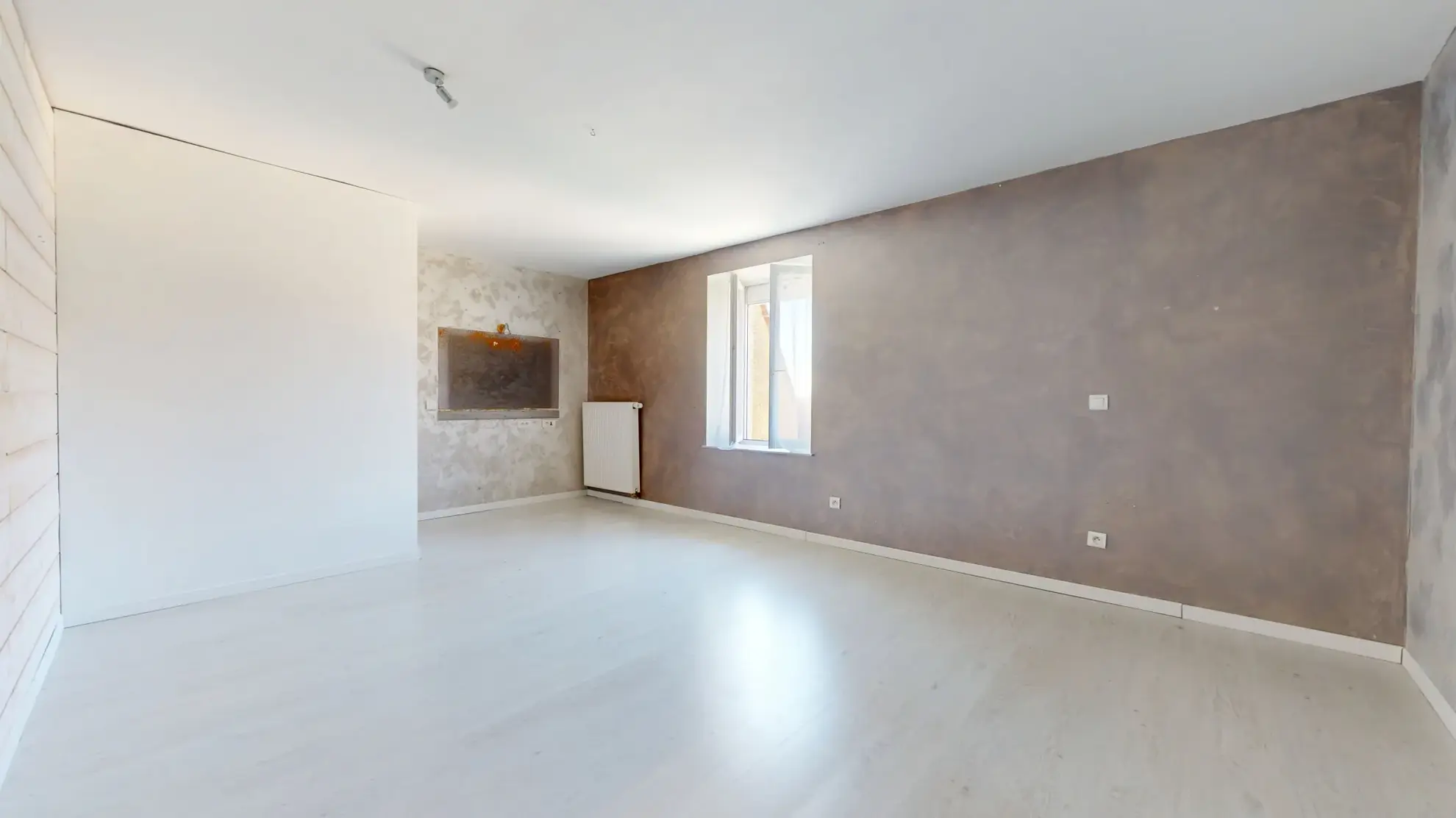 Maison de caractère rénovée avec 6 chambres à Chemaudin près de Besançon 