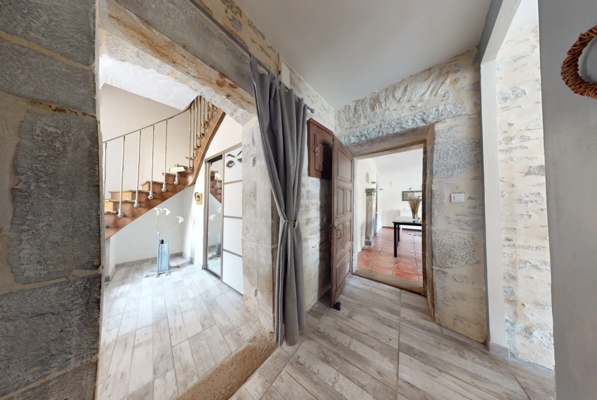 Maison de caractère rénovée avec 6 chambres à Chemaudin près de Besançon 