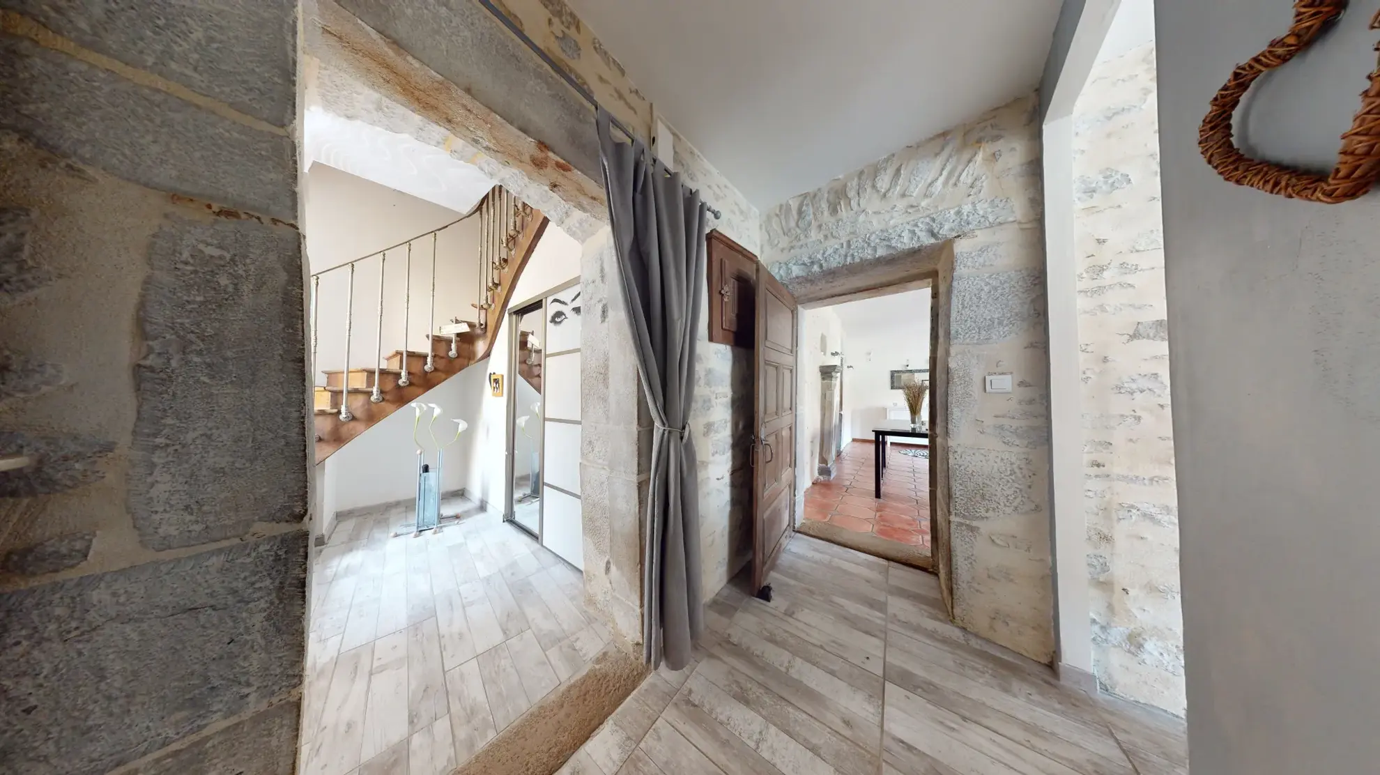 Maison de caractère rénovée avec 6 chambres à Chemaudin près de Besançon 