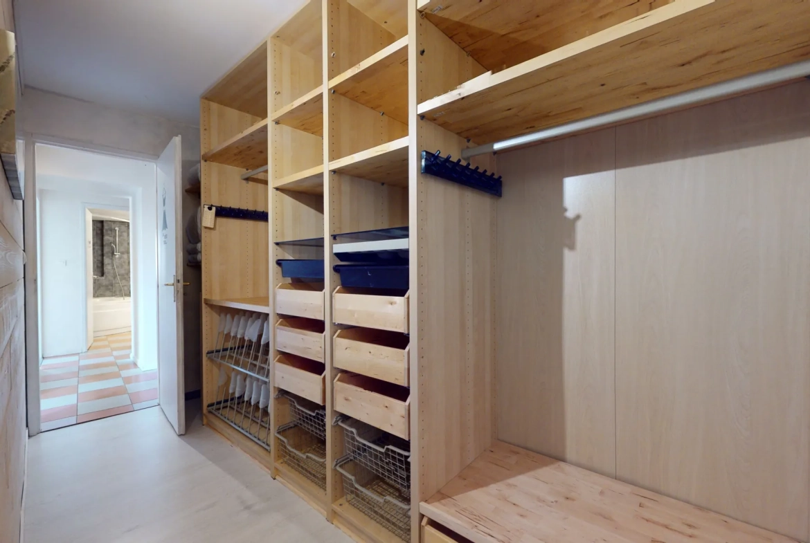 Maison de caractère rénovée avec 6 chambres à Chemaudin près de Besançon 