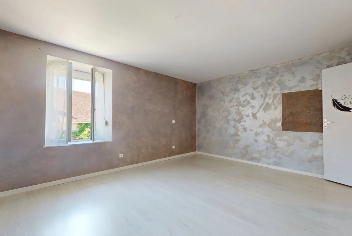 Maison de caractère rénovée avec 6 chambres à Chemaudin près de Besançon 